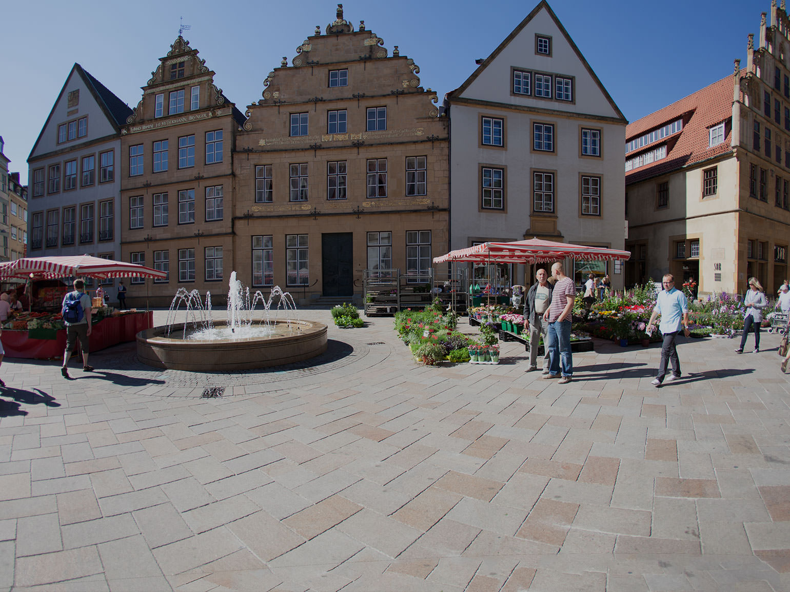Stadtansicht von Bielefeld mit Sparrenburg über den Dächern